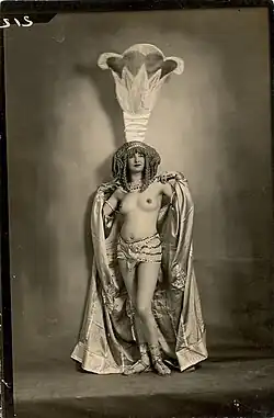 Akt dívky s profesionálním účesem a módní pokrývkou hlavy, asi 1920