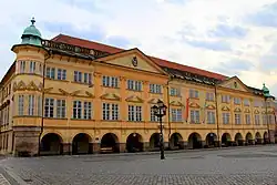 Pohled na zámek z Valdštejnského náměstí