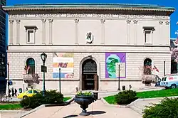 Vstup do budovy Walters Art Museum z Charles Street