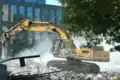Bagr vybavený hydraulickým kladivem