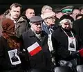 Pozůstalí, příbuzní a další lidé, kteří přišli vzdát úctu obětem