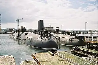 Vyřazené ponorky (zleva) HMS Warspite (S103) a HMS Conqueror (S48)