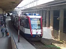 Jednotka EN95 ve stanici Warszawa Śródmieście WKD