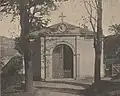 Průčelí na snímku z roku 1904