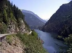 Řeka Skagit vede přes jezero Gorge Lake