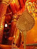 interiér buddhistického chrámu Wat Phanan Choeng
