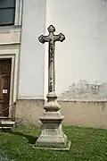 Kříž před kostelem