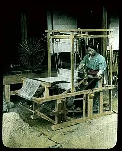 Tkaní hedvábí na ručním stavu