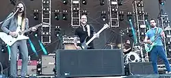Skupina Weezer s P. Wilsonem hrajícím na bicí.