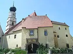 Farní kostel Nejsvětější Trojice a opevnění od severovýchodu