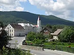 Střed obce s kostelem