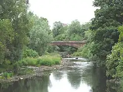 Řeka Kelvin protékající parkem Kelvingrove