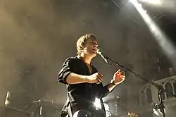 White Lies při koncertu v sále Paradiso v Amsterdamu v roce 2009