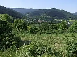 Pohled na vesnici pod vrcholem Tobołów
