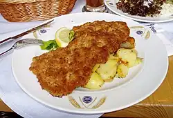 Vídeňský řízek s opečeným bramborem