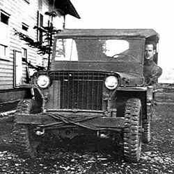 Raný Willys MB s lamelovou maskou na Aljašce; dobové foto
