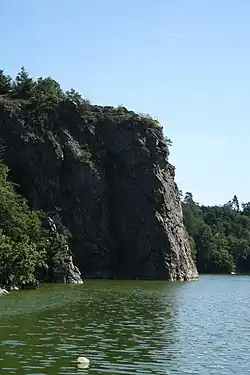 Wilsonova skála se zbytky hradu Kokštejn