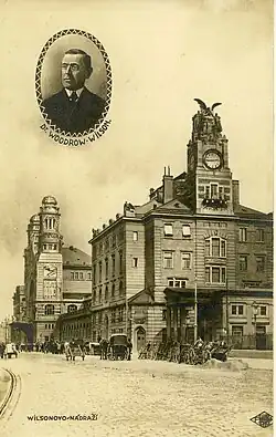 Nová nádražní budova mezi lety 1918–1925. V popředí vpravo lze ještě vidět pozůstatky zámeckého nádraží.