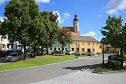 Náměstí s věží kostela sv. Vavřince
