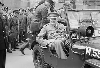 Winston Churchill v džípu u německého říšského sněmu při prohlídce ruin Berlína, 16. července 1945