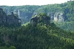 Skalní masiv Winterstein (uprostřed)