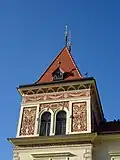 Detail věže se sgrafitovou výzdobou