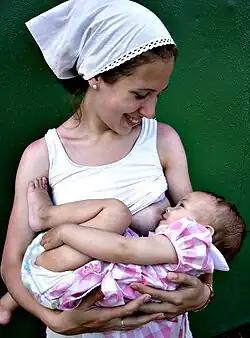 Kojící žena