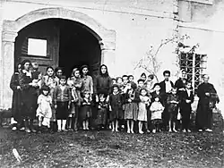 Lidé z bývalého koncentračního tábore v Gornje Rijece, fotografie z roku 1941