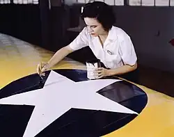 Slečna Grace Weaver maluje americké znaky na opravený letoun, Corpus Christi, Texas, USA, 1942