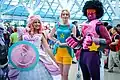 Cosplay tří postav ze seriálu (zleva Rose Quartz, Pearl a Garnet) na Wonderconu, 2016