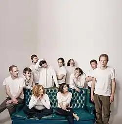 wrgha POWU orchestra v sestavě z počátku roku 2010; fotografie z bookletu alba kapiloongo
