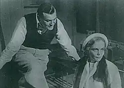 Fritz Klippel jako Centrální ředitel Harry Domin a Marion Wünsche jako Helena Gloryová v inscenaci Čapkovy hry W.U.R. v pražském Neues Deutsches Theater (1935).