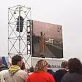 Poutníci sledující mši Benedikta XVI. na velkoplošných obrazovkách