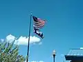 Vlajka státu Wyoming vlající pod vlajkou USA