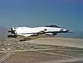 X-31 upravený jako bezocasý letoun při letu nad základnou Edwards