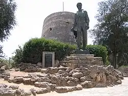 Socha Mordechaje Anielewicze a stará věž na vodu