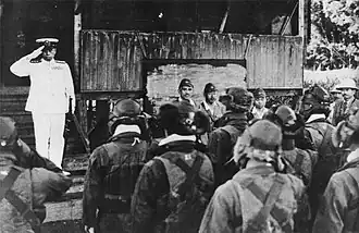 Admirál Isoroku Jamamoto salutuje pilotům Japonského císařského námořního letectva v Rabaul, duben 1943