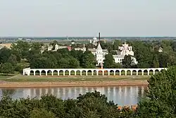 Pohled na dvorec přes řeku