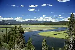 Severovýchodní část kaldery s řekou Yellowstone, protékající Hayden Valley