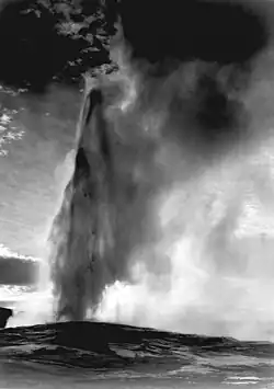 Gejzír Old Faithful, Yellowstonský národní park, 1942