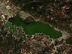 Jezero Yilong, které dříve bývalo jeho domovinou.