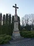 Kříž u domu Jáškových přesunutý na hřbitov