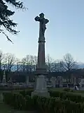 Kříž za humny přesunutý do parku před hřbitovem