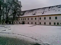 Severozápadní průčelí se vstupem