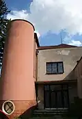 Škola v Hornické čtvrti ve Chvaleticích - hlavní vchod