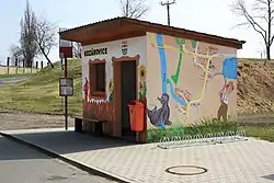 Malovaná zastávka v Kozárovicích