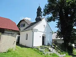 Kaple z roku 1843 s břidlicovou střechou a podlahou v interiéru, zasvěcená Pražskému jezulátku