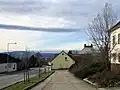 Bývalá konírna u zámku je sídlem městského úřadu, na obzoru je Kleť