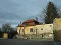 Domek u severní zdi zámeckého areálu