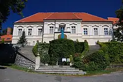 Vstupní průčelí zámku od jihu